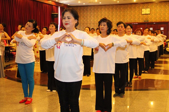 上海仁爱医院知青志愿者团队表演了精彩的“千人手语操”