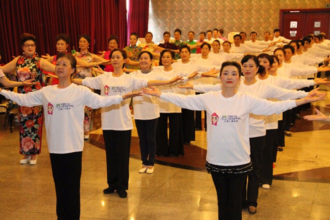 上海仁爱医院组织的知青志愿者团队登台表演了精彩的健康团体操