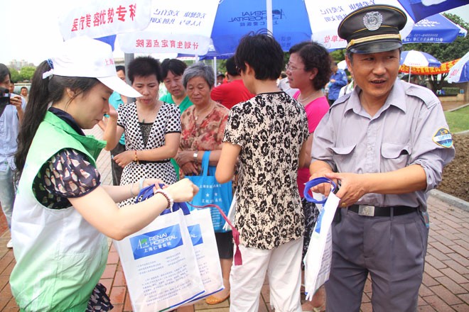 我院上海南站双百行动—我院医务人员给群众发解暑饮料